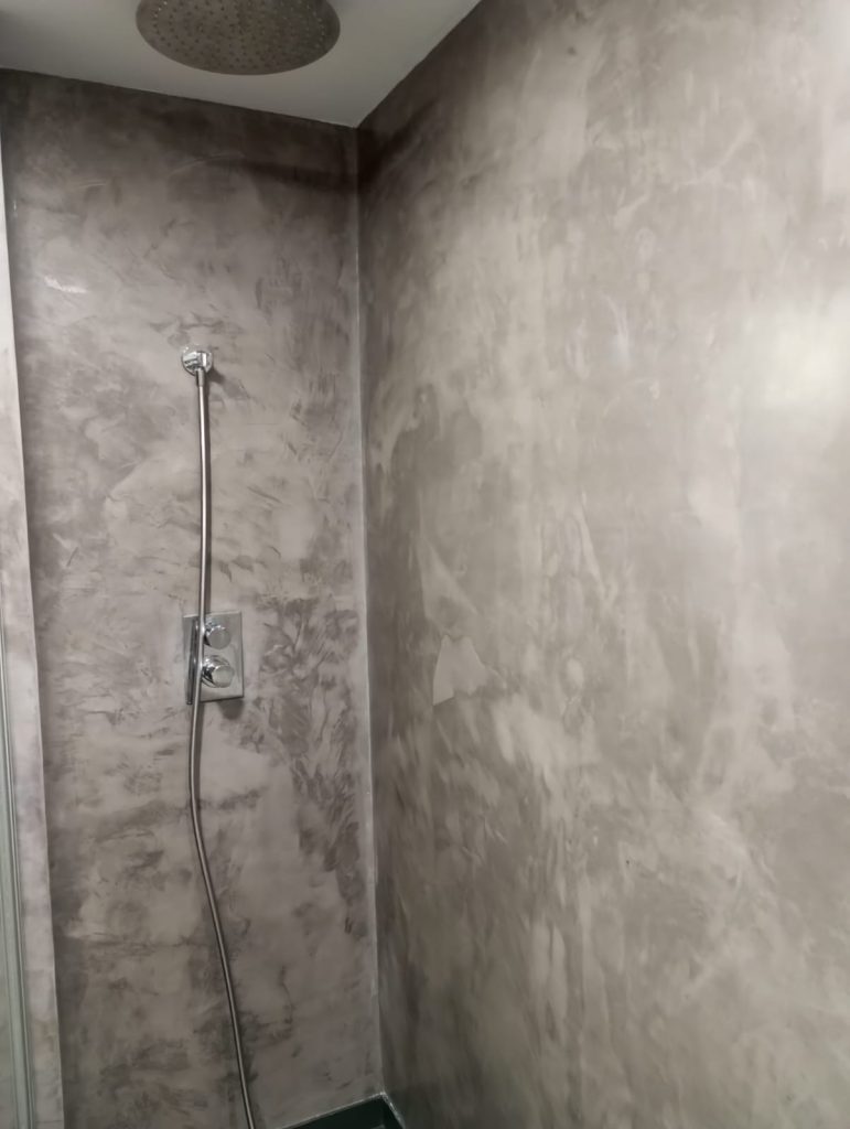 Microcemento gris en paredes de ducha